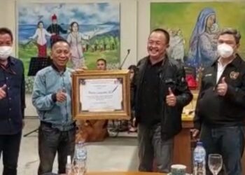 Wenny Lumentut Terima PWI Sulut Award 2022