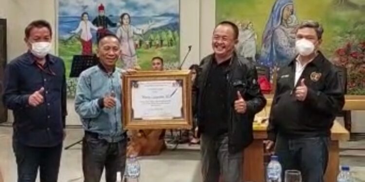 Wenny Lumentut Terima PWI Sulut Award 2022