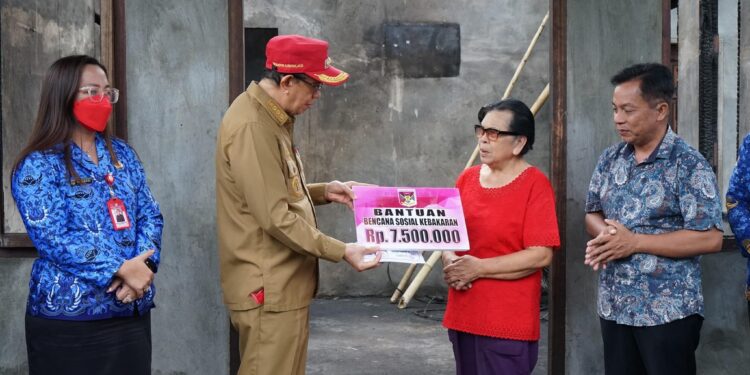 Pemkab Minahasa Bantu Korban Kebakaran di Desa Pinaesaan