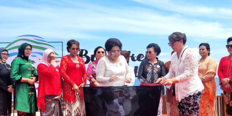 Fenny Lumanauw Ajak Perempuan Minahasa Lestarikan Pakaian Kebaya