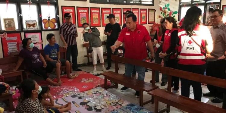 PDI-P Minahasa Bantu Warga Korban Banjir Bandang Di Papakelan Tondano