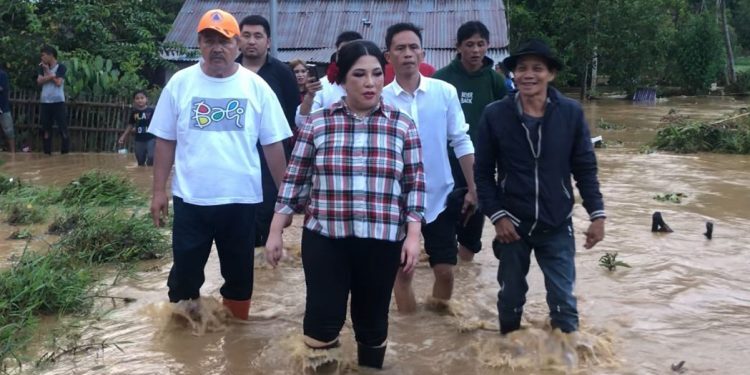 Kunjungi Korban Banjir Bandang, Glady Kandouw Janji Perjuangakan Revitalisasi DAS Papakelan