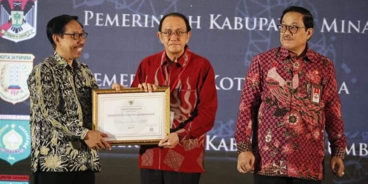 Bupati ROR Terima Penghargaan Meritokrasi Dari KASN