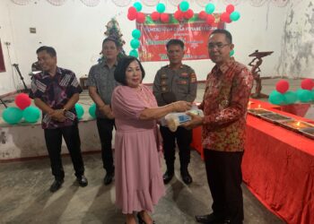 Moment Natal Dijadikan Hukum Tua Pinabetengan Untuk Berbagi Kasih