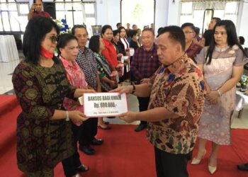 Wabup Robby Serahkan Paket Bantuan Pada Kegiatan Safari Natal