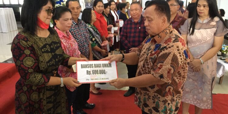 Wabup Robby Serahkan Paket Bantuan Pada Kegiatan Safari Natal