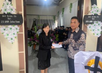 Tunaikan Janji Kampanye, Hukum Tua Jones Sangeroki Salurkan Santunan Duka