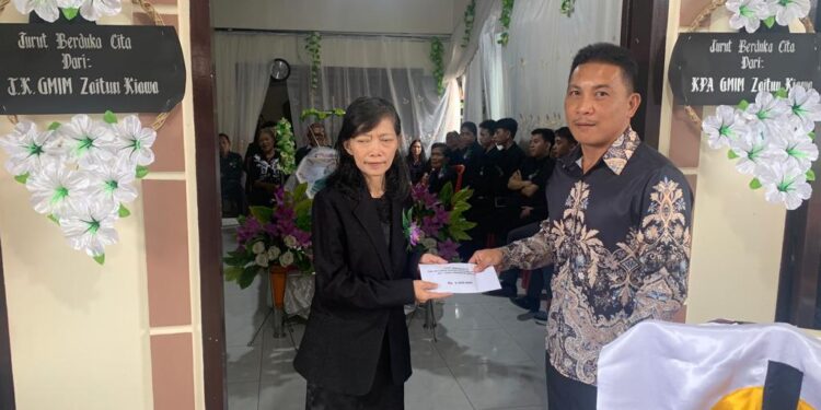 Tunaikan Janji Kampanye, Hukum Tua Jones Sangeroki Salurkan Santunan Duka