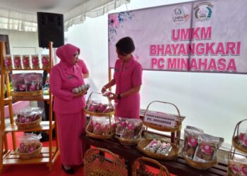 Kunjungi Minahasa Ny Henny Setyobudi Apresiasi UMKM Bhayangkari Cabang Minahasa