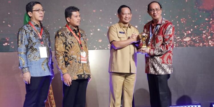 Pemkab Minahasa Raih Penghargaan Universal Health Coverage Dari BPJS Kesehatan