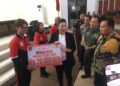 Tepati Janji, Ketua Koni Minahasa Serahkan Bonus Ke Atlet Peraih Medali di Porprov 2022