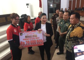 Tepati Janji, Ketua Koni Minahasa Serahkan Bonus Ke Atlet Peraih Medali di Porprov 2022