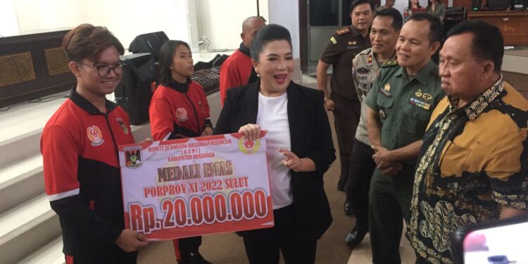 Tepati Janji, Ketua Koni Minahasa Serahkan Bonus Ke Atlet Peraih Medali di Porprov 2022