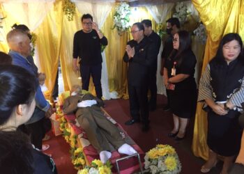 Bupati ROR Melayat Kerumah Duka Alm Noldy Kaeng