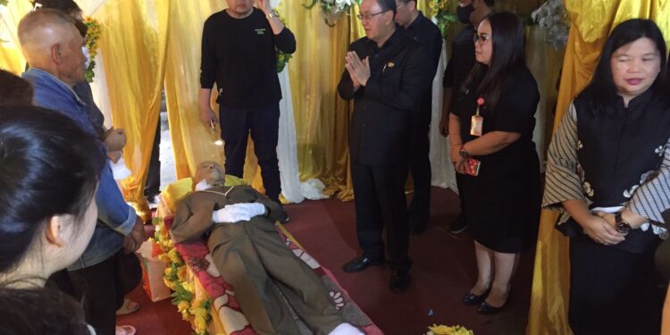 Bupati ROR Melayat Kerumah Duka Alm Noldy Kaeng