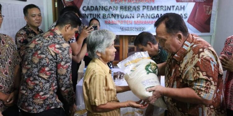 Kurangi Beban Warga, Wabup Robby Serahkan CPP Beras Kepada 932 KPM Di Kecamatan Eris