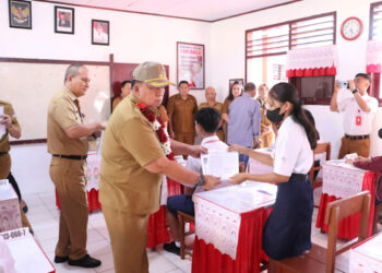 Wabup Robby Buka Naskah Soal Ujian di SMP N 4 Tondano