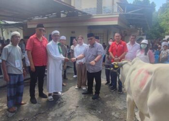 Wabup RD Serahkan Hewan Korban di Tiga Masjid 