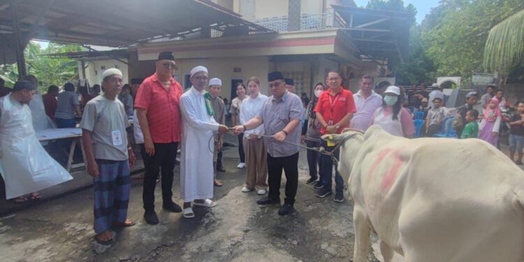 Wabup RD Serahkan Hewan Korban di Tiga Masjid 