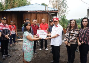 Peduli Bencana, Bupati ROR Serahkan Bantuan Kepada Keluarga Terkena Musibah Kebakaran dan Tanah Longsor