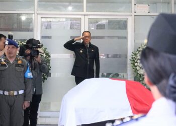 Bupati ROR Pimpin Upacara Penghormatan Almarhum Stefanus Vreke Runtu