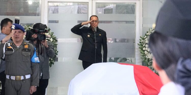 Bupati ROR Pimpin Upacara Penghormatan Almarhum Stefanus Vreke Runtu