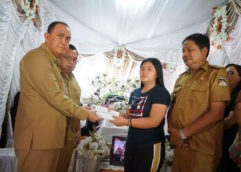 Bupati dan Wabup Minahasa Melayat Ke Rumah Duka di Desa Tolok