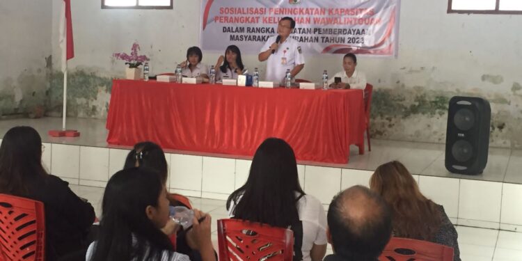 Asisten Satu Reviva Maringka Buka Kegiatan Sosialisasi Peningkatan Kapasitas Perangkat Kelurahan di Wawalintowan 