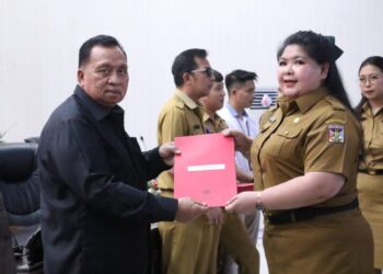 Wabup Robby Serahkan SK Untuk 58 P3K Tenaga Kesehatan