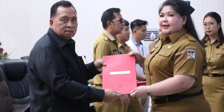 Wabup Robby Serahkan SK Untuk 58 P3K Tenaga Kesehatan