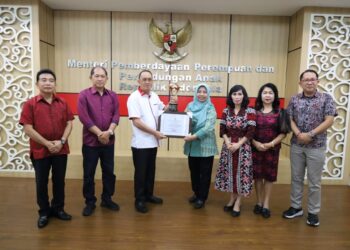 Bupati ROR Terima Piagam dan Piala Kabupaten Layak Anak Tahun 2023