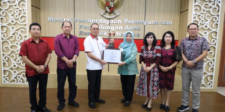 Bupati ROR Terima Piagam dan Piala Kabupaten Layak Anak Tahun 2023