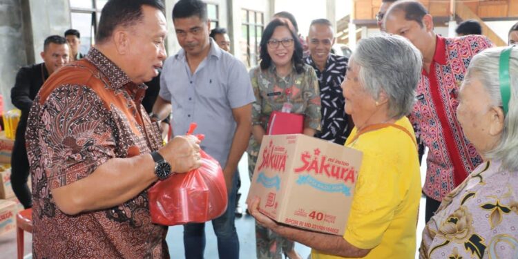200 Lansia di Kecamatan Tombulu Dapat Bansos Sembako
