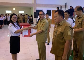Serahkan SK Pengangkatan Ke PPPK Tenaga Guru, Ini Pesan Bupati ROR