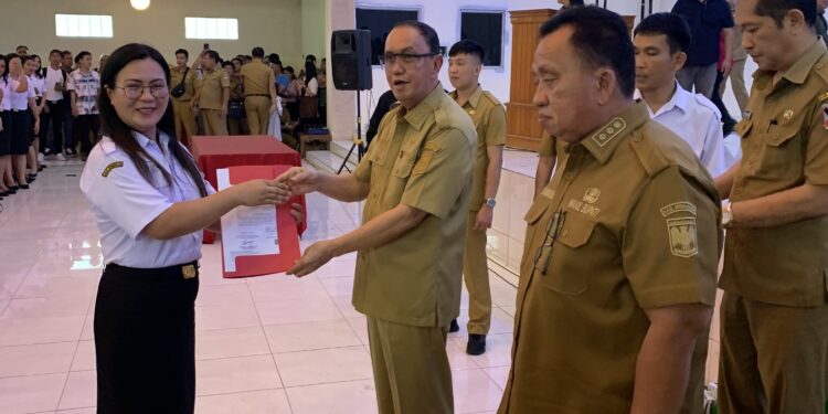 Serahkan SK Pengangkatan Ke PPPK Tenaga Guru, Ini Pesan Bupati ROR
