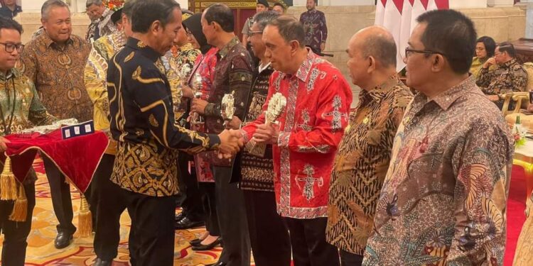 Diserahkan Presiden RI, Bupati ROR Terima Penghargaan TPID Berprestasi 