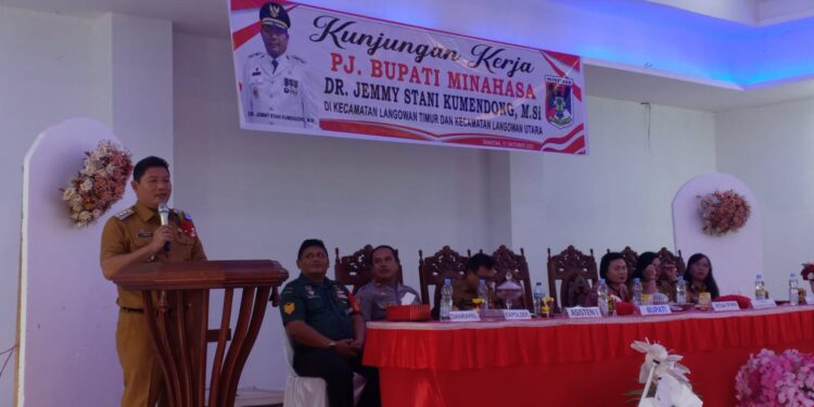 Selain Tatap Muka Dengan Jajaran ASN di Langowan Raya, Kumendong Serahkan Bantuan Bagi Korban Bencana