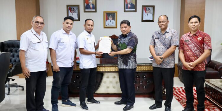 Pj Bupati Minahasa Teken Naskah Hibah dan Serah Terima BMN