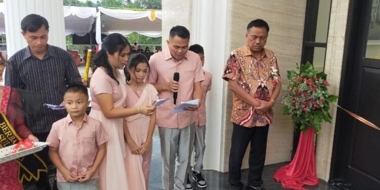 Dihadiri Ribuan Warga Mitra, Rumah Keluarga Ronald Kandoli – Antou Di Tahbiskan