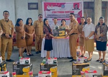 Wakili Bupati Minahasa, Agustivo Tumundo Serahkan Bantuan Gubernur Sulut bagi perempuan di Minahasa