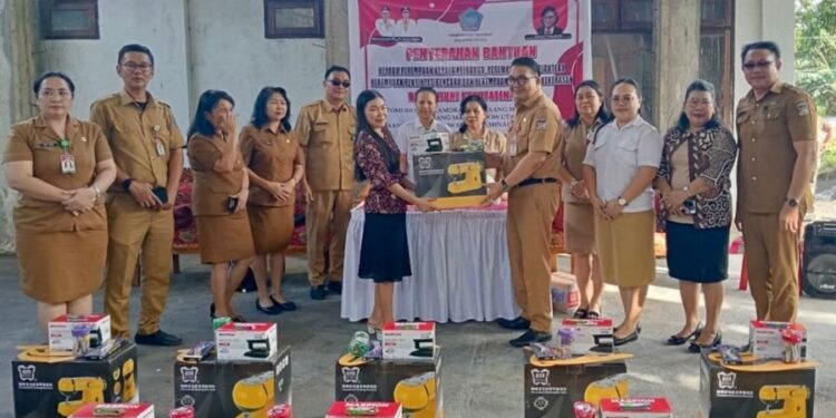 Wakili Bupati Minahasa, Agustivo Tumundo Serahkan Bantuan Gubernur Sulut bagi perempuan di Minahasa