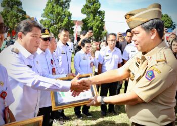 Pj Bupati Minahasa Terima Penghargaan Dari K3 Dari Kemenaker Terkait Program Keselamatan dan Kesehatan Kerja RI