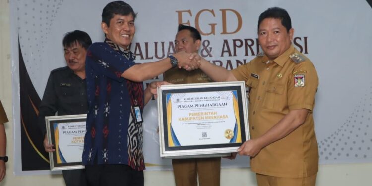 Pj Bupati Minahasa Terima Dua  Penghargaan Dari Kementerian Keuangan