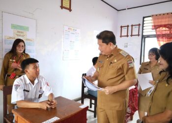 Pj Bupati Minahasa Buka Naskah Ujian Akhir Sekolah di SMA 1 Kakas