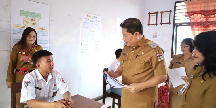 Pj Bupati Minahasa Buka Naskah Ujian Akhir Sekolah di SMA 1 Kakas