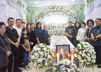 Melayat Di Rumah Duka, Pj Bupati Kumendong dan Jajaran Gelar Ibadah Penghiburan Atas Meninggalnya Ayah Dari Sekd Minahasa