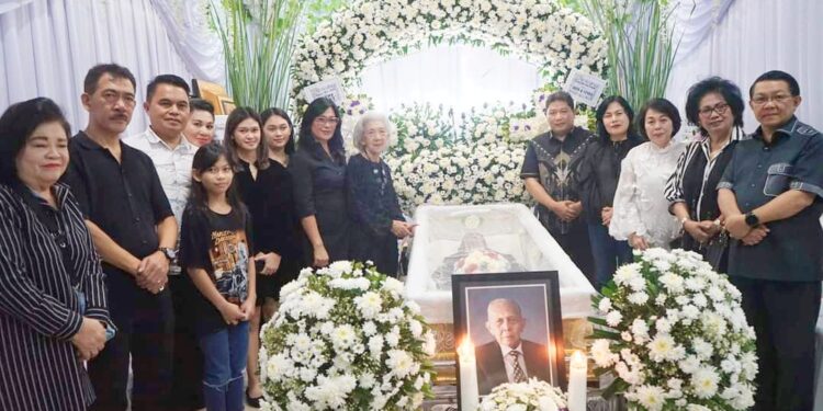 Melayat Di Rumah Duka, Pj Bupati Kumendong dan Jajaran Gelar Ibadah Penghiburan Atas Meninggalnya Ayah Dari Sekd Minahasa