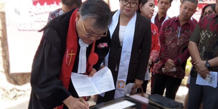 Gedung Gereja Jemaat Senggighilang Bailang Ditahbiskan, Ketua Sinode GMIM Apresiasi Kerja Keras Pdt Dr Margaretha Feybe Lumanauw MPC