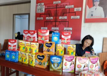 Pemdes Kiawasa Satu Utara Serahkan Susu Gratis Pada Ibu Hamil dan Balita