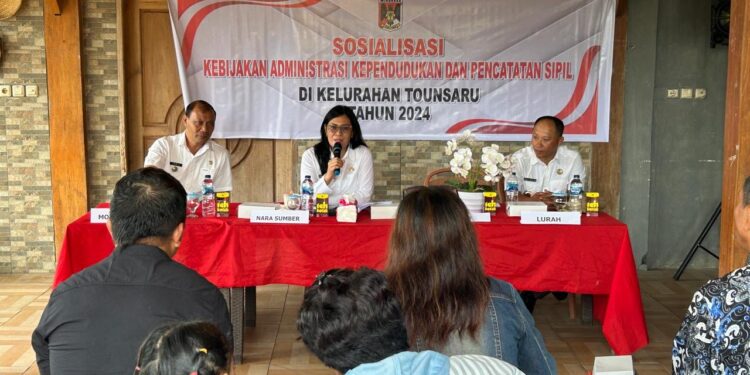 Sekda Watania Berikan Materi Di Sosialisasi Kebijakan Administrasi Kependudukan dan Pencatatan Sipil 